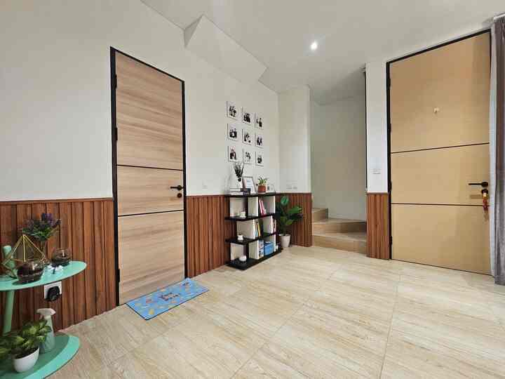 Area entrance ini sebenarnya menyatu dengan area ruang tamu, namun untuk naik ke lantai 2, aku harus melalui area ini, sehingga untuk area ini kudekorasi dengan rak buku sederhana dan sebuah side table di ujung ruangan. 
Di sudut lekukan tangga, kuletakkan sebuah tanaman Sansiviera agar tidak terlalu kosong. 

#CatTembokRumah
#WallPanelEstetik
#LantaiGranit
#StylingFoyer
#SideTableMinimalis
#TanamanArtificial
#TanamanKaktus
#StylingEntrance
#AreaTangga