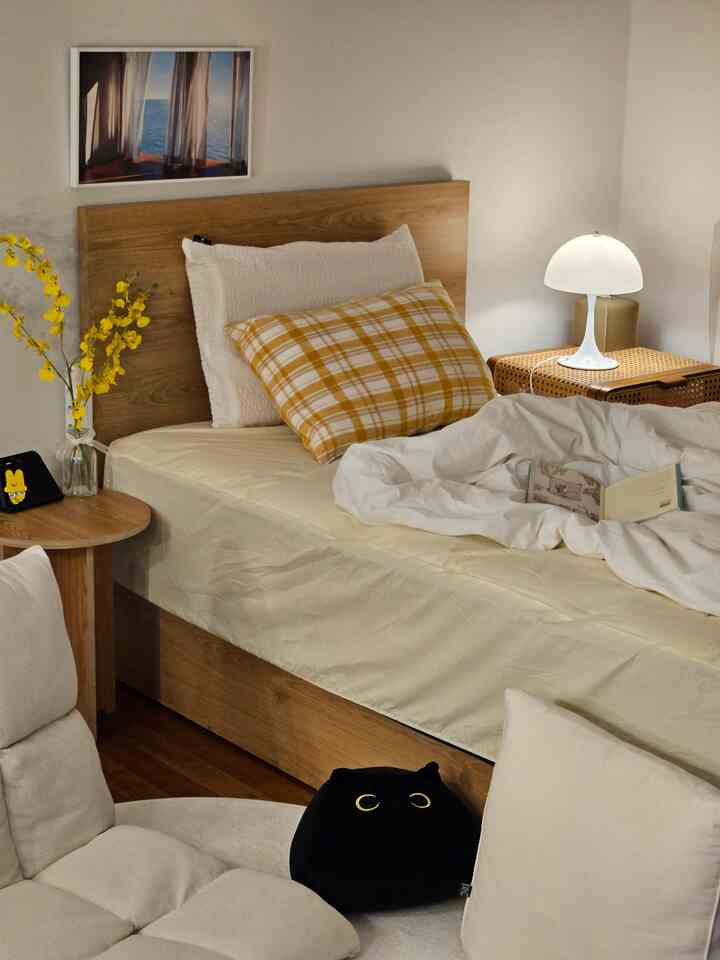 Let me introduce my bedroom. This time, I changed the mattress cover to a lemon sorbet color. 
The color matches my house perfectly! I really like it. 
The name of the lemon sorbet color is cute. 
I want to match the comforter to a lemon color. 
The delivery was fast and I recommend it. 
#Bedroom #매트리스 #매트리스커버 #홈 #오늘의집 #안방 #좌식의자 #인테리어 #집꾸미기 #우리집인테리어기록