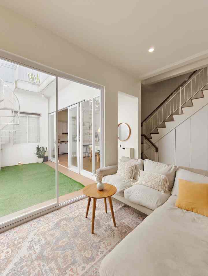 Rumah kecil terkesan lapang😍ini sudut favorit ku, bikin rumah dengan terasa lebih luas dengan furniture compact dan warna terang ✨

#JendelaGeser #KarpetMainara #Rumpuy #RumputSintetis #LampuGantung #LantaiGraniteMotifKayu #RuanganTerbatas #RumahCompact #RumahMungil 