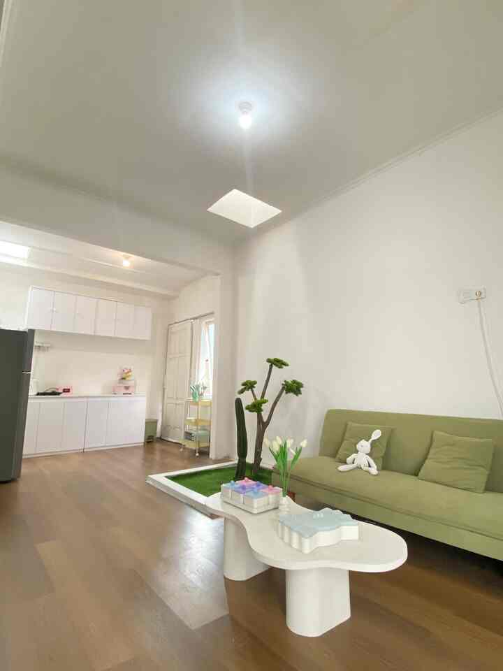 Dulu, kami kira ruang tamu harus punya batas jelas—tembok, pintu, sekat. Tapi setelah tinggal di hunian mungil, kami belajar bahwa keterbatasan justru bisa jadi peluang untuk lebih kreatif.”

Berawal dari kebutuhan akan ruang yang terasa lebih lega, akhirnya kami memilih konsep open space. Living room, dapur, dan taman kami satukan dalam satu area tanpa sekat. Hasilnya? Ruangan terasa jauh lebih luas, terang, dan hidup.

Sofabed kecil tapi nyaman dan multifungsi, Kami bermain dengan warna-warna netral dan pastel agar cahaya memantul lebih baik, serta menambahkan tanaman hijau ditemgah rumah untuk memberi kesan segar.

Yang paling terasa adalah perubahan suasana. Kini, aktivitas di rumah jadi lebih terhubung—masak sambil ngobrol, nonton sambil menemani anak belajar, semua dalam satu aliran ruang yang menyatu.

Tips sederhana untuk kamu yang ingin menerapkan konsep open space di ruang terbatas:

1. Gunakan furnitur multifungsi seperti sofabed bisa digunakan untuk sofa atau alas tidur dan berkumpul
2. Pilih warna terang dan netral untuk dinding dan lantai agar ruangan terasa lebih terbuka.
3. Manfaatkan pencahayaan alami semaksimal mungkin—buka jendela agar udara mengalir.
4. Minimalkan sekat fisik, dan gunakan lantai, karpet atau pencahayaan untuk membedakan fungsi ruang.
5. Jaga kerapian—karena dalam ruang terbuka, kekacauan kecil bisa cepat terasa penuh.

Karena sesungguhnya, rumah bukan tentang besar-kecilnya ruang, tapi bagaimana kita menghidupinya. #Livingroom #Sofaaesthetic #KitchenSetMinimalis #KitchenSet #IdeRuangtamu #TamanMini #RumahOpenSpace #RumahTanpaSekat #RumahLega