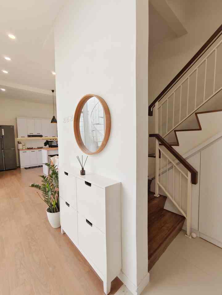 Punya lorong sempit tapi ingin fungsional? pakai cara ini, berikan simple cabine agar lebih berfungsi juga bisa sebagai elemen dekoratif ruangan, selain itu penambahan 1 cermin bulat menjadikan ruangan terkesan lebih luas. Gimana menurut tetangga? 

#KabinetIkea #BoxSepatu #CerminBulat #ReedDiffuser #LantaiGraniteMotifKayu #FoyerArea #DesainLorongRumah #RumahMinimalis #FoyerCabinet