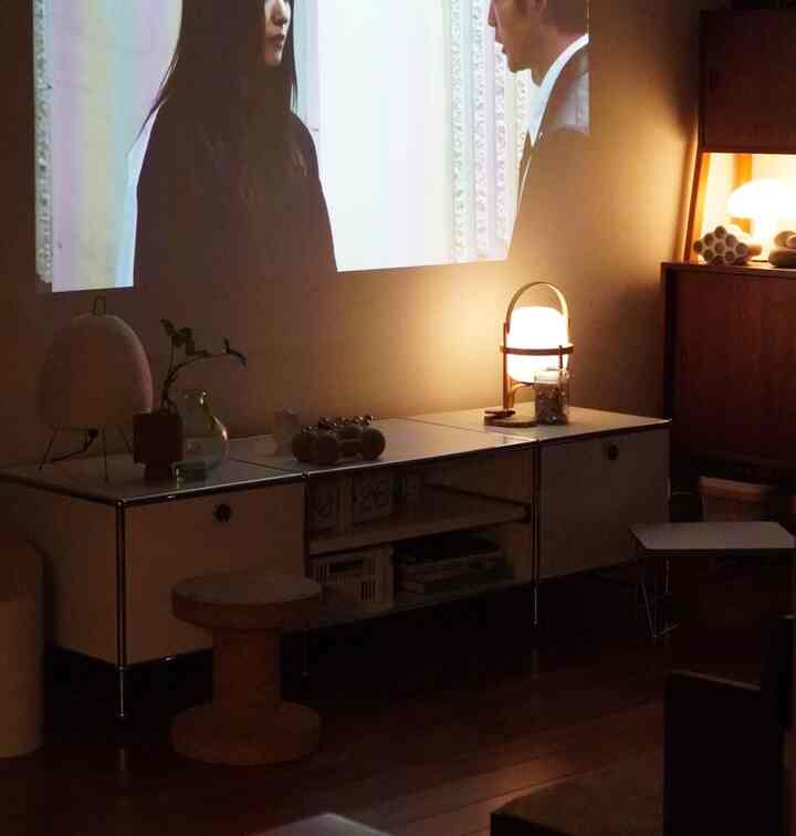 壁付けテレビにしなかったのは
プロジェクター導入を考えていたから

夜に間接照明つけて
プロジェクターで楽しむ時間が毎日の癒し

#プロジェクター #XGIMI #テレビボード #間接照明 #ポータブル照明