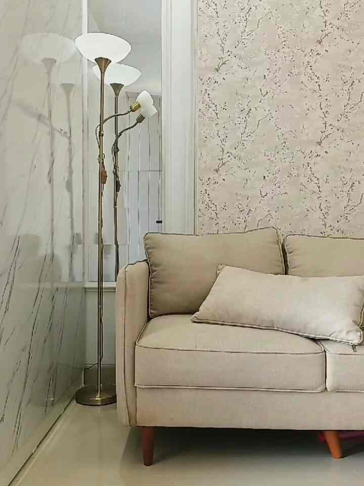 Hai, selamat datang di Rumah Twinsie. Rumah modern minimalis 6x15m. Ayo tetangga kita berteman 🤝

Pojok sofa ruang tamu yang dihiasi lampu standing estetik minimalis. Dipadukan dengan sofa cream, vibesnya bikin nambah hangat dan nyaman.

#livingroom #sofa #warm #vibes #homedecor #estetik