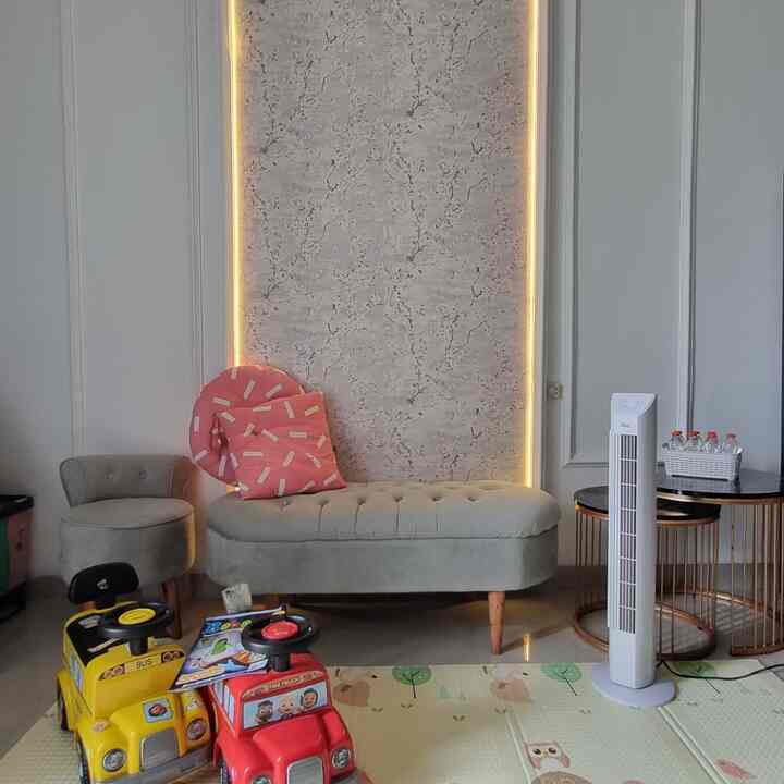 Hai, selamat datang di Rumah Twinsie. Rumah modern minimalis 6x15m. Ayo tetangga kita berteman 🤝

Penampakan ruang tamu dulu sebelum punya sofa yang proper kaya sekarang. Sering dijadikan tempat main anak dan lesehan makanya pake matt lucu.

#old #livingroon #then #ruangtamu #minimalis