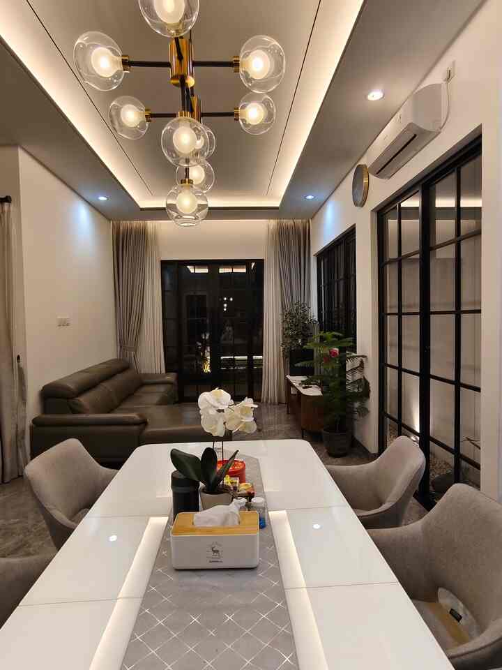 Ternyata Meja Makan Yang letaknya bersebelahan dengan Ruang Tamu sangat Fungsional, ketika Tamu banyak bisa menampung semua, dan karena tak bersekat maka kesan luas didapat.  

#MejaMakan
#LampuGantung
#Sofa
#KursiMakan
#TableRunner
#PintuGeser
#MejaTv
#RumahOpenSpace
#RumahTanpaSekat
#RumahLega