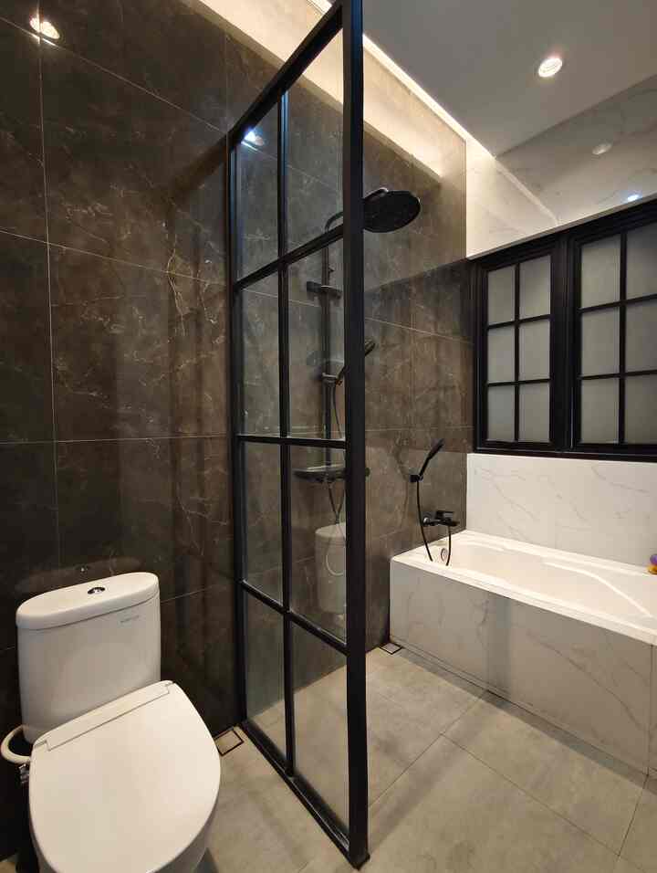 Kamar Mandi Utama yang jadi favorit anak-anak untuk mandi, karena semua senang berendam di bathtub mungil ini. Sisi dinding menggunakan Granit ditambah pencahayaan yang memadai menambah kesan elegan ruangan ini. 

#KamarMandi
#Granit
#Granitkamarmandi
#toilet
#BathTub
#PartisiKaca
#Shower