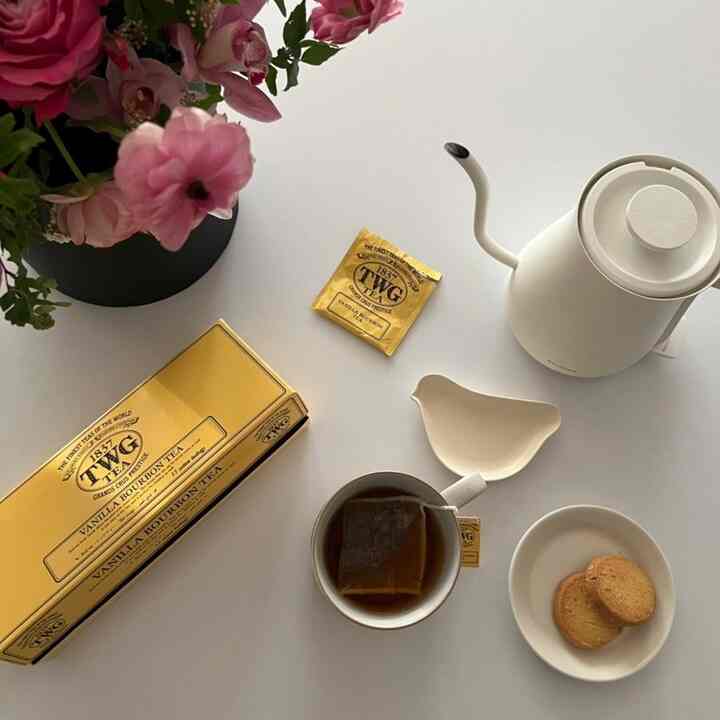 #내돈내산
#コンスープ 

香りの良いお茶と一緒にゆったりとした時間

TWGバニラバーボンティーボックスとティーバッグが見え、暖かく憧れたお茶が盛り込まれた白いマグと小さな皿に盛られたクッキーの2つがシンプルながらも落ち着いた感じ。

白い電気ポートと美しいピンクの花飾りがあり、空間に生気を加えます

ティータイムを楽しむ平和な瞬間。

#TWG #티타임 #티테이블 #티테이블 
