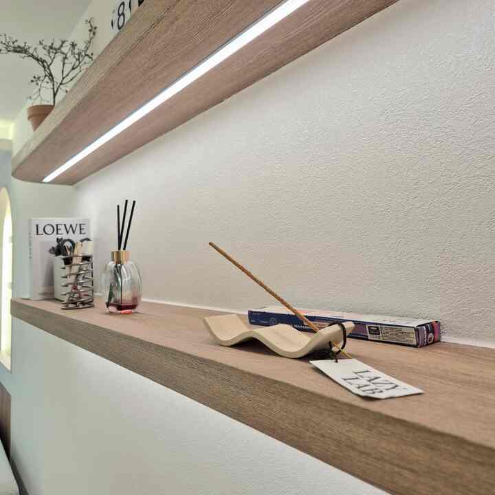 #향기가득향테리어

リビングルームのダイニングテーブルの横の壁棚にある香り
普段は豪華なステアリングの香りがディフューザーに乗って上がって
リラックスしたり、食べ物の臭いで換気させるときは、インセンススティックを利用してください🫧  #인센스홀더 #디퓨저 #벽선반 #오브제 #벽선반오브제 #조화 #거실시계 #1층인테리어 #구축인테리어 