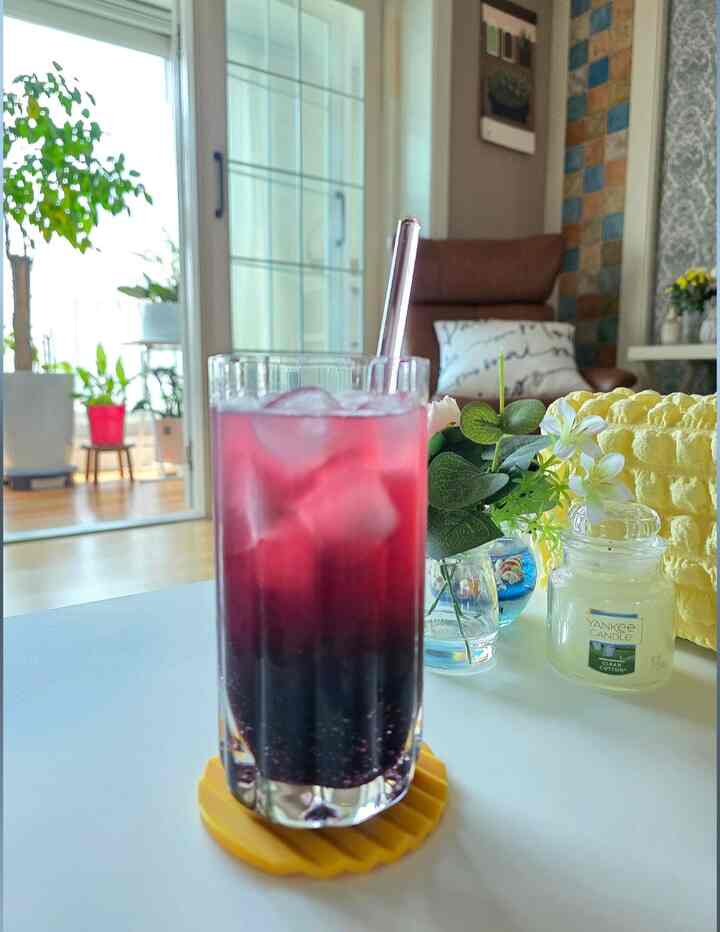 #コンスープ
#きれいなテム最高2
ブルーベリーエイド~~🫐🫐
ブルーベリーベースと
炭酸水の氷があれば
世界クールでおいしい
ブルーベリーエイド完成~~
エプジュ😁😁

＃エイド＃ブルーベリー＃ブルーベリーエイド＃飲み物
＃冷たい飲み物＃ホームカフェ＃ホームストア＃デザート＃デザート天国
＃ホームクック＃一人でよく食べる＃プレーティング＃ダイソーおすすめ
＃夏の飲み物＃夏の日