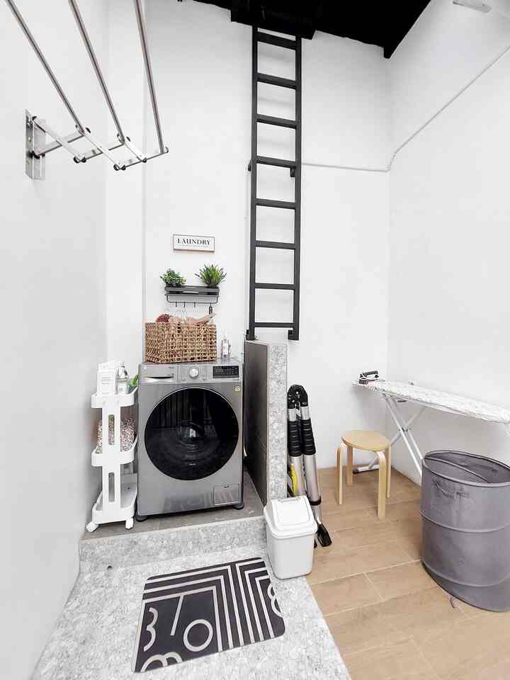 Dimana spot paling terang di JBHouse??
Yak betul sekali laundry room!! 🤭
Disinilah aktifitas cuci jemur setrika dilakukan 💪👕👗👖👚

Untuk material atap kami pilih kanopi sliding warna opal agar cahaya tetap masuk tapi panasnya tidak menyengat ☀️🥵 karena masih ada semilir angin yang masuk 💨🌿
Jadi tidak heran ya jemuran di sini cepat kering hihi 😅🤣

Semoga menginspirasi ya tetangga online💖✨️

#WarnaCatRumah #InspirasiLaundryRoom #LaundryRoomMinimalis #KanopiSliding #GranitTile #KeramikMotifKayu #InspirasiTanggaMonyet #ServiceArea 