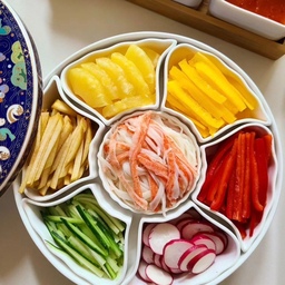 #콘수프기록 
#살림살이   2
오랜세월 만큼 애정 많이 담겨있는 구절판 그릇입니다
딱 구절판까진 아니지만
제가 그렇게 이름 지은 그릇이에요
뚜껑도 화려하고 소찬기로 나뉘어져 따로 빼서
쓸수 있는 그릇이기도 해요
요 사진은 예전에 월남쌈재료 셋팅해서
먹었던 사진입니다 
손님초대용 그릇으로도 훌륭😊
월남쌈부터 밀전병까지 요기에 담으면
너무 예쁘고 정성가득해 보인다는^~
20년 넘게 써오고 있는 그릇입니다
오집에는 없어서 최대 비슷한거로  태그해봐요
월남쌈 용도로 함 써보셔요
#그릇 #애정그릇 #애정식기 #그릇수집가 
#월남쌈 #구절판  #식기 #플레이팅 #플레이팅필살템 
#손님초대요리 #홈파티 #홈파티용그릇 #홈쿡
#가족모임 #디너플레이트 #예쁜살림템 #예쁜그릇
#살림템 #살림수행평가 