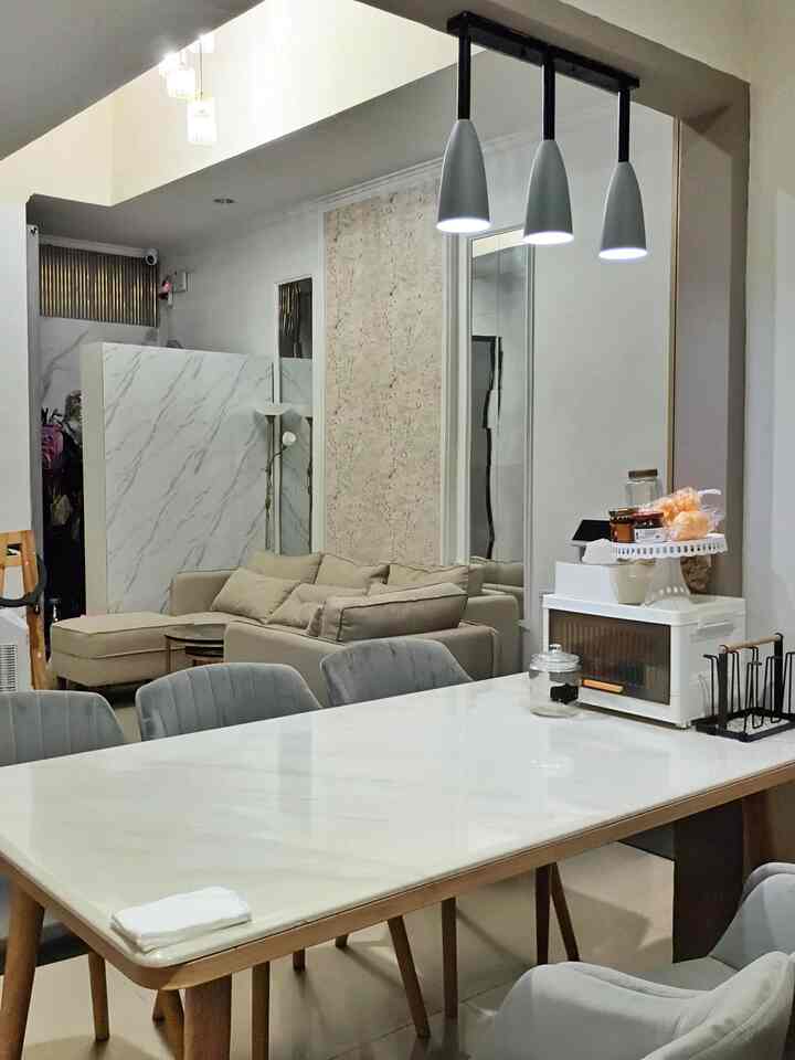 beginilah pemandangan area utama pada konsep rumah tanpa sekat yang kami bangun. ruang tamu bertemu ruang makan dan juga ruang tv di sisi kiri.

bukan sekedar membangun ruang tapi kami mencoba menampilkan sisi kehangatan melalui area yang terbuka. dimana kenyamanan sebuah interaksi di dalamnya tercipta tanpa batas.

semoga rumah ini akan selalu hidup

Warm Love,
Rumah Twinsie
#openspace #warm #ambiance #rumahminimalis 