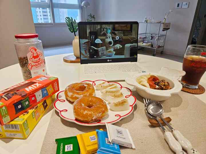 have a great day 🌱
Weekend mornings are healing with music!
I just take out the granola in the yogurt
I take out all the fruits left in the house and shake them out
Ritter Sport Chocolate is sweet and the best for the last dessert💛

#Weekend morning #주말브런치 #주말기록 #한끼식사 #콘수프기록 #오늘의우리집 #디저트접시 #요거트볼 #팔로우환영 #자취방꾸미기 #자취요리 #오피스텔인테리어 #초보요리 #초보가드너