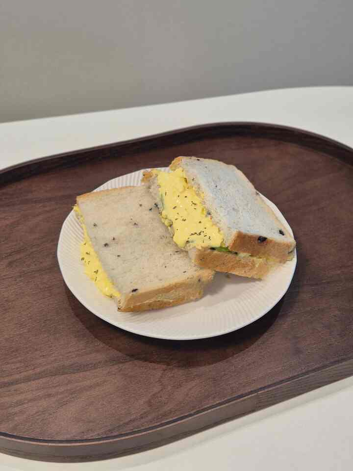 残りのグリックヨーグルト活用法！ #卵サンドイッチ 🤭



自分で作ったグリックヨーグルトが多くて卵サンドイッチにマヨネーズの代わりに入れてみました！

思ったより美味しかったですㅎㅎ

肝臓はなっていないので塩をもう少し入れてくれました！

卵6個を完熟に煮た後、フォークで潰してくれ、グリックヨーグルト2スプーン、ハニマースタッド1スプーン、塩、胡椒を入れて混ぜてくれます。

食パン半分にクリームチーズを塗った後、卵を入れてあげれば終わり！

私は私の幸運にレタスがとてもよく成長しています。

レタスも一緒に入れて食べたら美味しかったです！

グリックヨーグルトは少しずつ入れてあまり希薄にしないでください。

私は添付ファイルをたくさん入れてしまいました。





#オーホームストア 