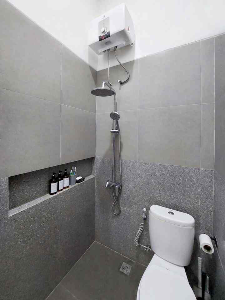 Percaya nggak kalau dengan ukuran hanya 1,3 × 1,6 m, kamar mandi di lantai 2 JBHouse ini tetap bisa fungsional dan elegan loh ✨️
Rahasianya ada di dua poin ini, yaitu pemilihan keramik dan storage 💡

Yuk baca tips ala JBHouse di bawah ini yah 👇
- Pilih keramik dengan warna senada agar kamar mandi terlihat luas (ilusi optik)
- Buat cekungan di tembok untuk menyimpan perlengkapan mandi dan minimalisir printilan kamar mandi agar tidak terkesan "penuh"

Kalau kamar mandi mungil kalian gimana?
Semoga menginspirasi yah 💖

#RenovasiKamarmandi #BathroomMakeOver #InspirasiKamarMandi #KeramikKamarMandi #GranitTerazzo #PintuKamarMandi #PintuAlumunium #KeramikDinding #DindingKamarMandi #KeramikLantai #CatKamarMandi

