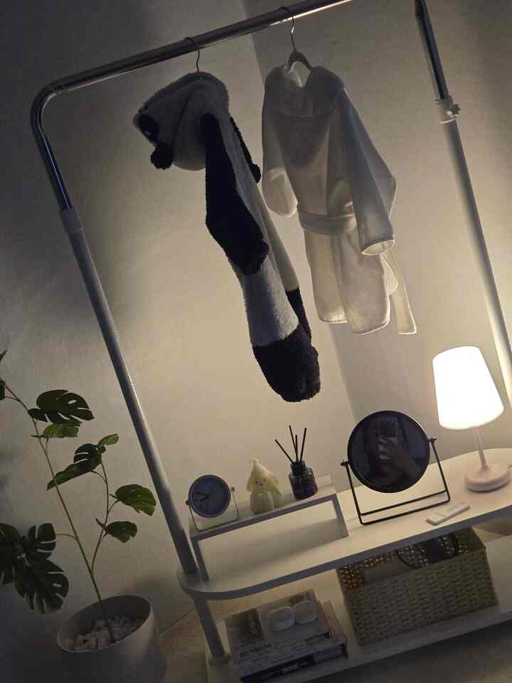  #나만의공간 #조명인테리어 #홈스타일링 #밤감성 #homevibes #nightinterior #cozyspace #warmlight #portablehanger
