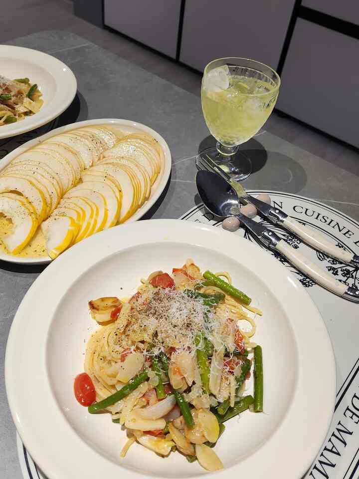 #オーホームストーリー
今日の食事🍝🥗🍷
トマト、クリームパスタもいいが、私が一番好きなパスタはオイルパスタ😊

#アリオオリオパスタ
家にある食材で作ってみました。最近外食するにはウォーターフロントのいたずらではありません🫠 
ニンニク2500ウォン、ニンニク2000ウォン、ドロップトマト3500ウォン、万ウォンもならない価格で＃オーホームストーン👍 

#メロンサラダ
最近メロン鉄です。季節の果物は食べなければなりません😉
メロンの外側を採掘するために、 

#ビレロイアンボッハ 
氷の上のハンラボンエイドのカップ 

#カトラニ2人3種セット
スプーン、フォーク、ナイフ、構成なので、ステーキやパスタを食べるときに活用しています。

#クラシックパスタボール
丼や炒め物に書くのに最適です。

＃感性シリコンダイニングテーブルマット
洗浄も簡単でデザイン的にいいです

#グラナパダオチーズ
チーズは本当に美味しいです。

#バーゲンシュタイガー
コスパとデザインの良いバーゲンシュタイガー、他のキッチン用品もお得です。

今日の家 