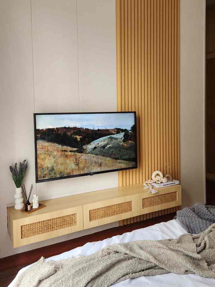 Ternyata DIY backdrop TV kamar jauh lebih hemat !
Berawal dari dinding kamar kami yang sudah lama mengalami retak-retak rambut yang cukup mengganggu secara estetika. Selain itu rasanya dinding kami terlalu polos. Sehingga kami terpikir untuk melakukan renovasi DIY sederhana di kamar kami menggunakan wallpanel dan wallboard dengan kombinasi warna natural grey dan wood. Untuk pengerjaannya karna dikerjakan sendiri oleh paksu. Jadi memakan waktu 3 hari. Untuk beforenya bisa liat slide 2 ya. Semoga menginspirasi ✨️
#DIYWallBoard #WallPanel #BackdropTV #MaterialRenovasi #MaterialMurah #RenovasiAffordable