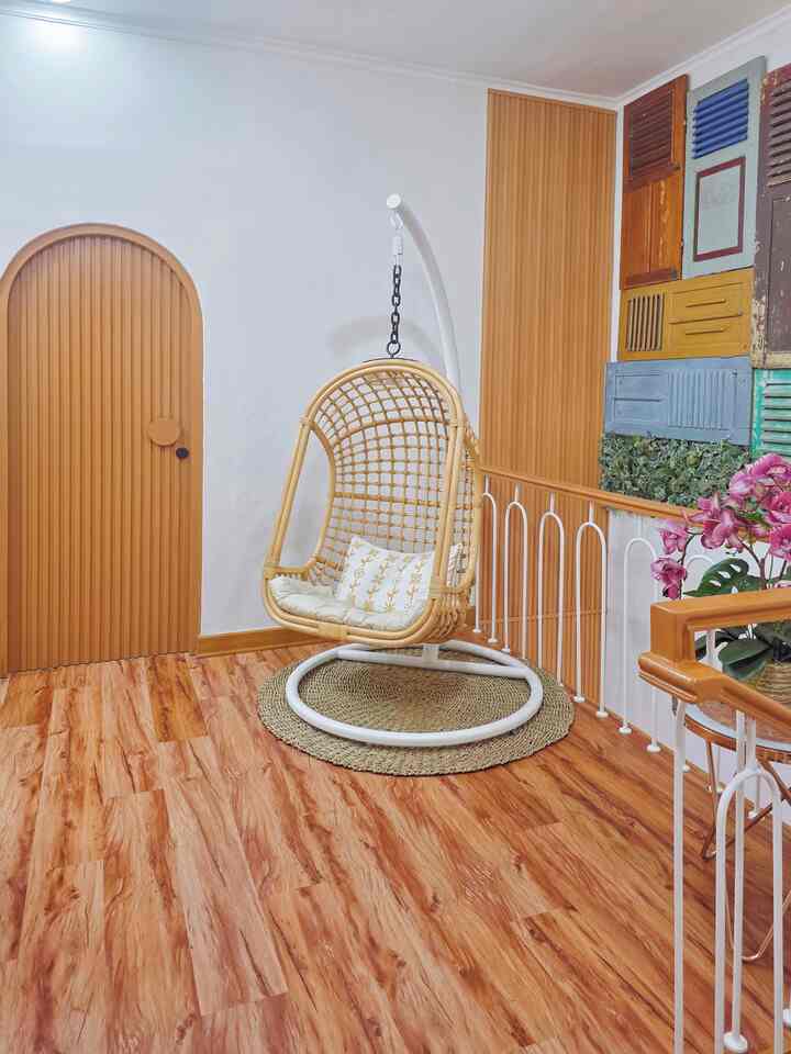 ‼️ Inspirasi Hallway Area Tangga Lantai 2

Saat melakukan renovasi, kami memilih material yang affordable agar bisa hemat budget. Beberapa material yang kami gunakan:

✅️ Vinyl dibanding mengganti keramik, agar lebih hemat biaya tukang, lebih cepat pemasangannya, dan tidak terlalu kotor/debuan

✅️ Wallpanel dibanding menggunakan bahan GRC kami memilih aplikasi dinding disudut area tangga ini dengan wallpanel karena lebih cepat pengerjaannya, lebih hemat, dan juga lebih mudah perawatannya

#vinil #catdinding #pintukamar #wallpanel #materialrenovasi #materialmurah #renovasiaffordable #rumahmodern #inspirasirumah #desainrumah #rumahimpian #minimalis #rumahkecil 