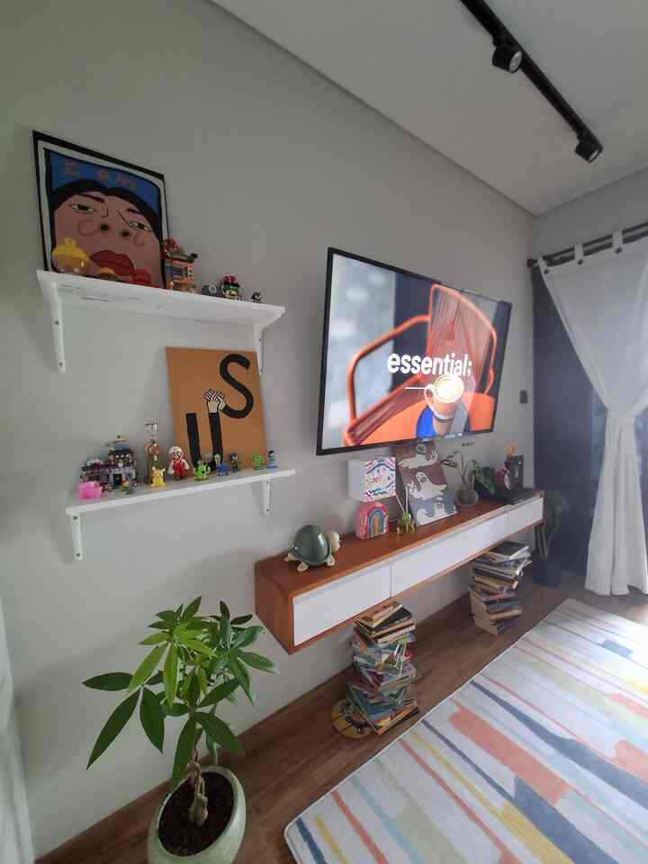ruang keluarga ini kami styling dengan berbagai macam warna karena ingin memberikan kesa  yang berbeda dengan ruangan yg lain, kami menggunakan meja tv gantung berbahan kayu mahoni agar tidak terlalu banyak memakan tempat, buku-buku yang belom ada rak sengaja kami susun bertumpuk dibawah meja tv gantung, dan terdapat 2 ambalan putih yg kami beli dengan harga 100 ribu saja  kemudian diatasnya sengaja kami taruh berbagai macam mainan anak-anak yang sudah lama dibeli.

#MejaTvGantung #AmbalanMurah #LampuSorot #HiasanDinding #MaterialRenovasi #MaterialMurah #RenovasiAffordable