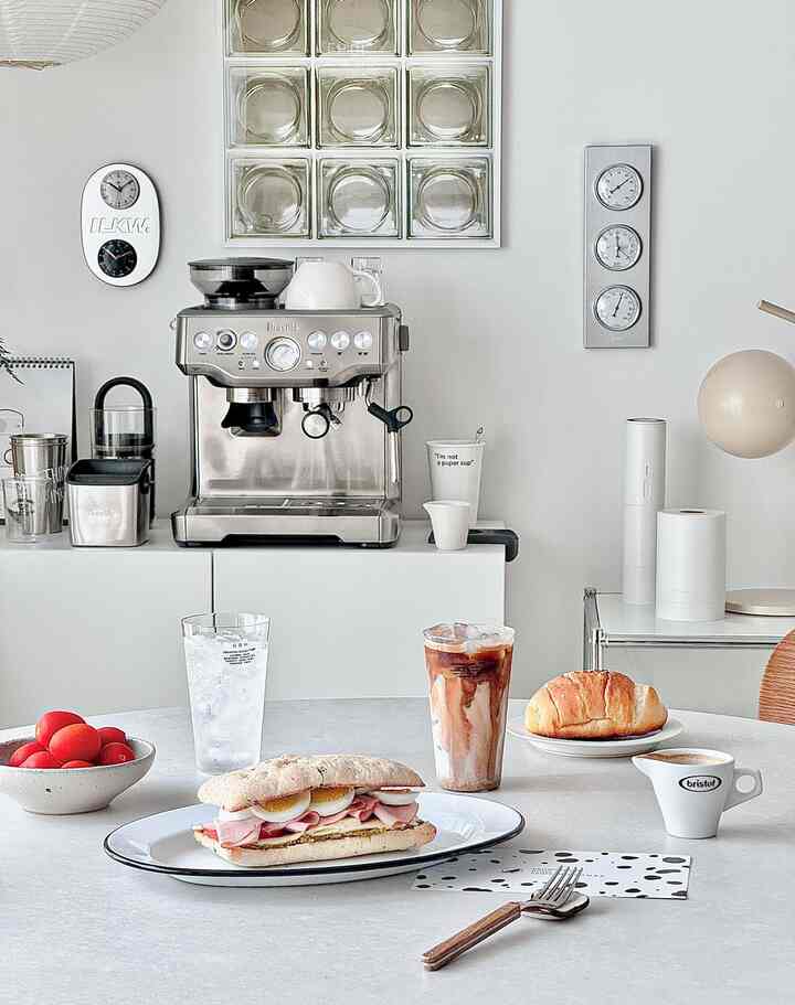 ＃広告運動して来て食べるサンドイッチとコーヒーはとても蜂蜜！ 
きれいなカップと皿に入れて食べるのでもっと気持ちいいですね:) 

日が暑くなり、アイスドリンクを楽しむ最近！
キッチン上場いっぱいのガラスカップがあふれているのに、しばしば注目が行きますね。
結局釘参考購入したGBHカップとクロウキャニオンプレートの組み合わせで飾られたホームカフェで今日も気持ちよく始めました。 

🏷GBH_ DRINKING GLASS THIN M×2EA SET
320ml容量のMサイズドリンクカップです。  
水、コーヒー、ジュースなどの飲み物を楽しむのに適した容量です。 
THINと表記されているように、非常に薄くて軽いです。 
毎回溜まったガラスカップだけを使って、薄くて軽いカップを使ってみると 
また風変わりな魅力がありました。 
何よりどんな飲み物を入れてもとてもきれいなカップということ！  
私は夫と一緒に使ってセットで購入しましたが、家は贈り物としてもいいと思います^^ 

🏷クロウキャニオン_ V94クラシックオーバルプレート 
クロウキャニオンはマーベルパターンだけが有名だと思った1人。
シンプルなホワイト製品もあって冷たく選びました。 
従来使用していたブラックマーブルマグとよく似合うシンプルなホワイトにブラックリムが入ったクラシックオーバルプレートとして購入しました。 
サイズも大きめなのに軽くてきれいでとても満足でした。 
どうやらクラシックラインでもう少し買わなければなりません^^ 

今日の家バイナリーショップ最大のイベントである「バイナリーウィーク」が14日間行われることをご存知ですか？ 

📍バイナリーウィークイベント期間5/12（月）〜5/25（日） 

毎日オープンされるワンデー超特価ディルと！ 
思い浮かぶハイエンドブランド製品のセールに出会えるイベントです。 

私が購入したGBHとクロウキャニオンのブランドもバイナリウィークに参加していました。  
きれいなホームカフェに興味をお持ちの方にご連絡！ 
今が安く購入する機会です〜 
カートに乗って行きましょう！ 




。
。
。
。
。 

＃今日の家＃バイナリーショップ＃バイナリーウィーク＃インテリア＃リビング＃家具＃照明＃ホームデコ＃キッチン用品＃ファブリック＃小道具＃binaryweek＃binaryshop＃gbh＃crowcanyon＃クロウキャニオン＃ホーリー＃ガラスカップ＃ホームカフェカップ＃コンスープ記録＃かわいいテムベスト＃ 