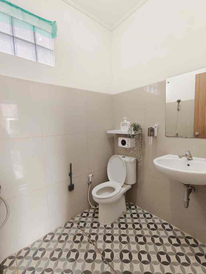 Ini kamar mandi ukuran 1,2m x 1,8m bawaan developer, tapi tetap bisa terlihat rapi dan lega💡 kuncinya adalah di pemilihan warna ubin, cat dan furnitur kamar mandi yang terang, ditambah glass blok di pojok kamar mandi menjadikan kamar mandi yang sempit ini menjadi lebih terang dan luas. 
Agar tetap rapi, penambahan ambalan putih menambah aksen dekoratif dan fungsional. Menurutku ini sangat sederhana tapi cozy, menurut tetangga gimana? 

#Washtafe #GlassBlockKamarMandi #TanamanJuntai #AmbalanKamarMandi #UbinKamarMandi #HandSower #RenovasiKamarMandi #BathroomMakeOver #InspirasiKamarMandi 