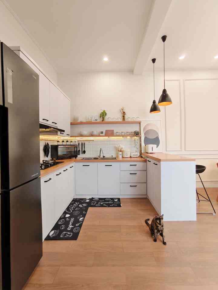 Berapa budget yang kamu habiskan untuk membuat kitchen set? Setelah survei beberapa vendor kitchen set hasilnya bikin geleng-geleng kepala, relatif mahal sekali. Akhirnya Kami memutuskan untuk membuat kitchen set dengan sebagian menggunakan kabinet atas dan sebagian lainnya Kami memilih untuk menggunakan ambalan. Kenapa ambalan? menurut Kami, disamping harganya affordable, ambalan juga bisa jadi aksen dekoratif ruangan, juga masih memiliki fungsi untuk menaruh aneka kitchenware. Kami rasa ini keputusan yang tepat. 💡 Semoga menginspirasi 🤍

#KitchenSet #AmbalanKitchenSet #LampuGantung #KesetDapur #CookerHood #BackFlash #PosterVogue  #CatRumah #CatPutihJotun #KursiBar #HPL #MaterialRenovasi #MaterialMurah #RenovasiAffordable 