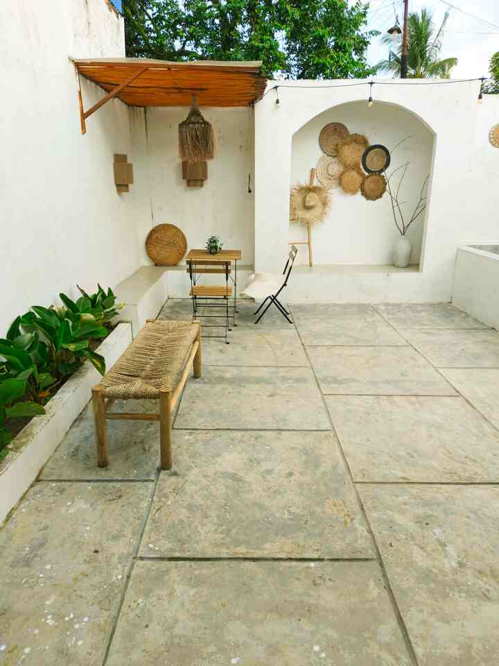  Spill material affordable saat renovasi backyard 🌿🌿

Saat project renovasi kedua ryuto house tahun lalu, kami sangat menginginkan area backyard untuk tempat bermain anak, kumpul keluarga dan spot bersantai, namun dengan dana yang cukup terbatas membuat kami memikirkan design yang tepat dan tentunya dengan material dan dekorasi yang ramah di kantong untuk mewujudkannya. 
Dengan bermodal dinding polos dengan cat eksterior warna putih, cukup membuat area ini terlihat clean dan ok di padu padan kan dengan dekorasi apapun. Lantai backyard, tempat duduk dan planter box dari acian semen yang cukup menekan budget namun tetap membuat tampilan area ini cukup ok. Atap dari kayu dowel yang harganya cukup murah untuk menambah kesan mirip villa di bali lengkap dengan atap transparan. Beberapa dekorasi yang harganya cukup membuat kantong aman seperti placemate, tangga jati, vas dengan ranting bekas kayu yang tidak terpakai, kap lampu gantung, topi jerami dan bench kayu yang look nya terlihat natural. Di dalam planter box kami tana calathea yang mudah di dapat harganya perbatang nya sangat murah. Untuk penerangan dimalam hari kami menambahkan fitting lampu gantung untuk menambah kesan hangat di area ini. 

#materialrenovasi #materialmurah #renovasiaffordable #backyard #kursisantai #benchkayu #lampuoutdoor #walldecor #tanamanhijau #calathea