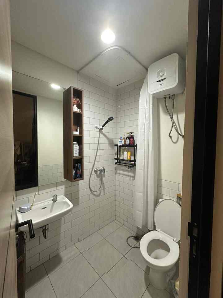 Aku tidak melakukan perubahan yang signifikan pada kamar mandi ini, layoutnya tetap sama dengan layout dari developer. Namun karena aku tidak suka jika closet basah terkena air ketika mandi, maka aku memutuskan untuk menggunakan shower curtain saja, karena jika menggunakan partisi yang permanen, aku khawatir kamar mandi akan terkesan sempit. 
Dan agar ada storage, aku menambahkan rak di kiri dan kanan cermin, agar bisa menyimpan beberapa toiletries.

#LantaiGranit
#KeramikLantai
#KeramikKamarMandi
#RakKamarMandi
#ShowerRack
#ShowerHead
#VasBungaMinimalis
#RenovasiKamarMandi
#BathroomMakeOver
#InspirasiKamarMandi