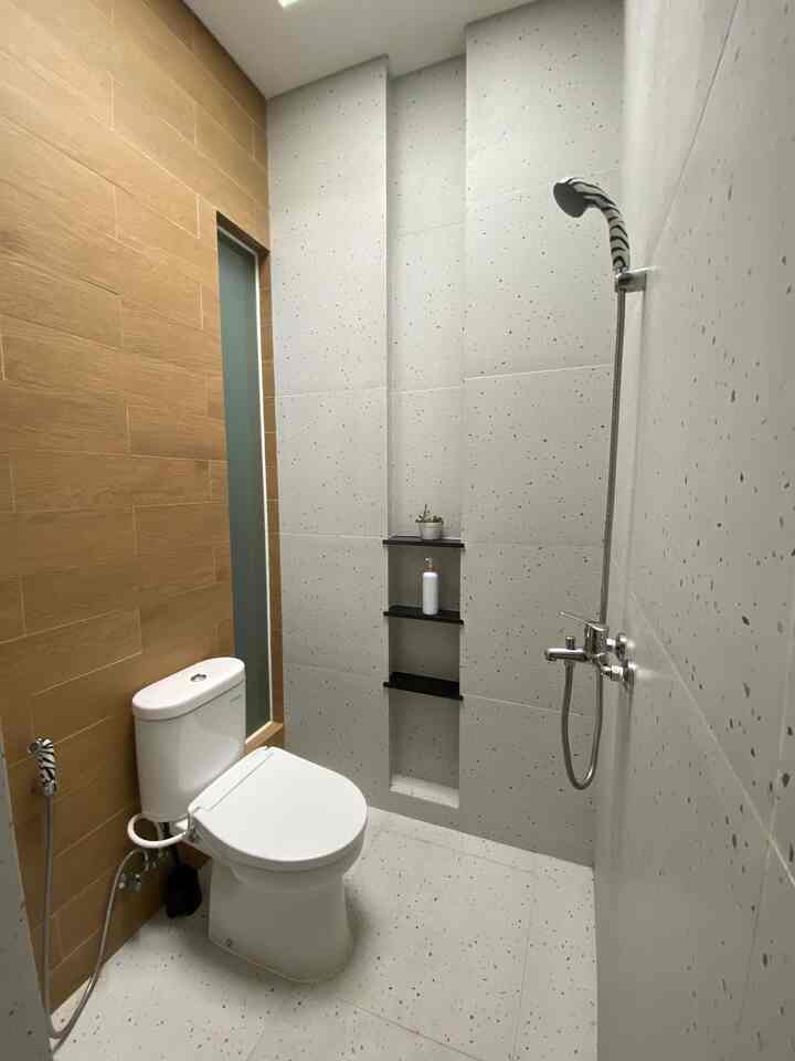 Kamar Mandi Ini di Peruntukkan untuk anak-anak, karena anakku masih ada yang toilet training maka aku memilih granit yang cukup Playfull dengan adanya motif terazo warna warni soft, aku pilih warna granit dominan putih agar ruangan terlihat lebih luas, terang dan bersih, untuk variasi aku kombinasikan dinding belakang toilet dengan granit motif kayu agar ruangan tidak terkesan monoton. Ruangan ini saat siang sampai ke sore hari akan terang seperti ini karena sejak proses Renovasi awal kami sudah merencanakan untuk membuat Sky Light yang cukup luas di bagian atas ruangan. Hal ini cukup membuat hemat penggunaan listrik di ruangan ini. 

#granit
#toilet
#handshower
#granitkayu
#granitterazo
#showerzebra
#showerhitamputih
#RenovasiKamarMandi 
#BathroomMakeOver
#InspirasiKamarMandi
