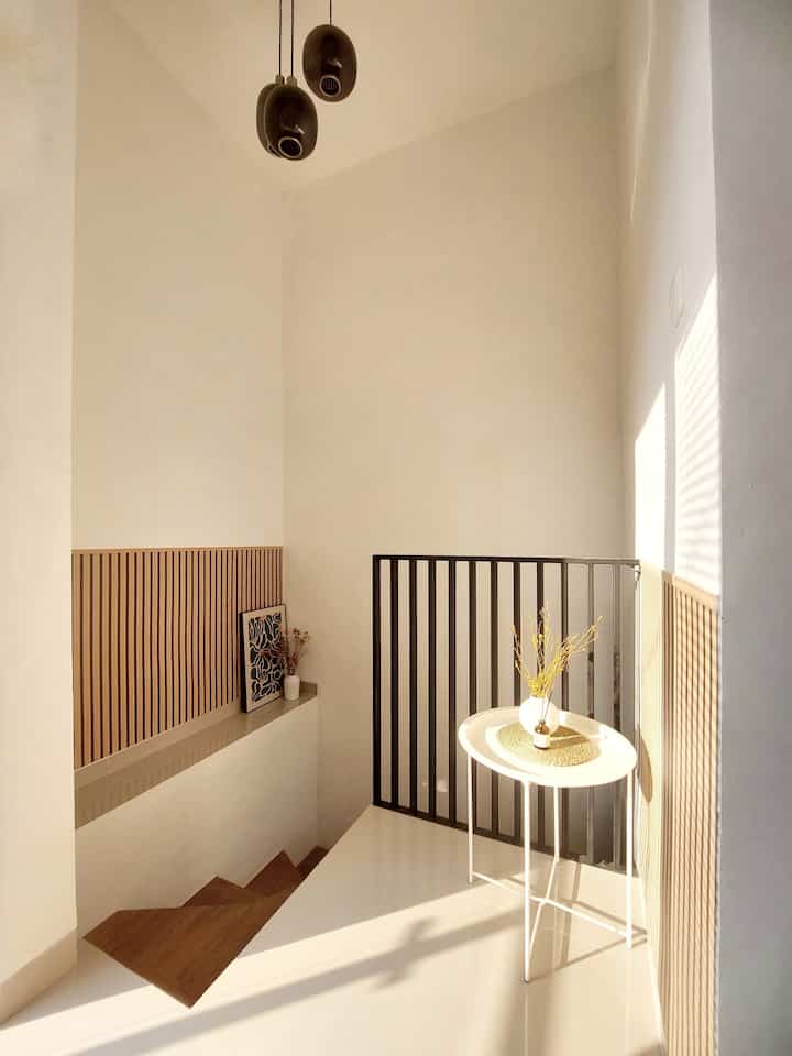 Jujur baru pertama kali DIY awalnya takut zonk, tapi ternyata puas banget sama hasilnya 🤩🫶

Area tangga di JBHouse termasuk area yang "polos" ya, jadi kami putuskan untuk lakukan renovasi affordable dengan budget 300ribuan aja loooh shock gak tuh 😱
Material affordable untuk ruangan ini adalah:
✨️ Sticker wallpanel wall foam 120x280cm: 125.000
✨️ Round side table Dekoruma: 169.000

Karena area yang dipasang wall sticker tidak terlalu besar, jadi masih ada sisa bahan dari wall sticker yang harganya cuma 100ribuan aja. Gini ini nih yang bikin dompet happy 🤭

Selain itu alasan memilih wall foam sticker dibanding wood panel selain harganya lebih murah dan lebih mudah dari segi pemasangan, juga karena bahan foam tidak akan merusak cat tembok saat akan melepas wall sticker suatu hari nanti jadi tidak perlu khawatir cat tembok terkelopek ya tetangga onlineku 🥰💖

Gimana gimana? Ada yang tertarik menggunakan bahan yang sama? Semoga menginspirasi yah 😘

#WallpaperDinding #WallpaperEstetik #WallStickerFoam #WarnaCatRumah #SideTableMinimalis #VasBungaEstetik #WallArt #MaterialRenovasi #MaterialMurah #RenovasiAffordable



