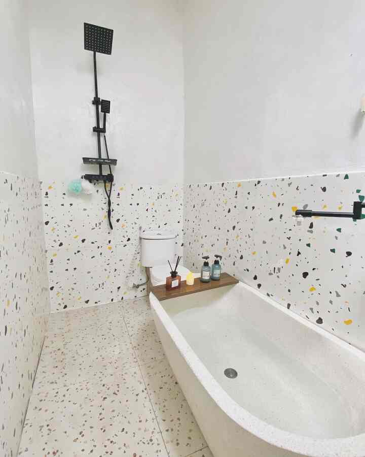 Renovasi Kamar Mandi Low Budget 

Awalnya ukuran kamar mandi ini hanya 1,5 x 1,5 meter dari developer. Tapi kami ubah jadi 3 x 1,5 meter agar bisa muat shower, closet, dan bathtub dalam satu ruang tanpa terasa sempit! dan tentunya pemilihan keramik warna terang bikin terasa lebih lega dan clean.

Yang paling seru?
Kami nggak bongkar dinding lama, tapi cukup tempel wallpaper vinyl motif terrazzo yang tahan air dan cocok untuk kamar mandi dan dapur. Hasilnya? Dinding + lantai + bathtub = full motif terrazzo yang estetik dan harmonis!

Keuntungan pakai wallpaper kamar mandi:

Budget-friendly tanpa kompromi tampilan
Instalasi cepat, tanpa renovasi besar
Mudah dibersihkan, cukup lap
Sudah 5 bulan kami pakai, sejauh ini tetap aman dan awet
Tips buat kamu yang mau upgrade kamar mandi kecil:

Pilih material anti air & anti lembap
Gunakan motif yang konsisten biar ruang kecil tetap terasa “penuh gaya”
Maksimalkan ruang dengan layout multifungsi
Semoga transformasi ini bisa jadi inspirasi kamu untuk berani bereksperimen di ruang kecil!

#KeramikKamarMandi #KeramikTerrazo #PintuKamarMandiPVC #CatKamarMandi #CatWaterProof #KamarMandiPutih #KamarMandiTerrazo #DindingKamarMandiTerrazo #RenovasiKamarMandi #BathroomMakeover #InspirasiKamarMandi #KamarMandiMinimalis #TransformasiRuang #TerrazzoStyle #WallpaperKamarMandi #OhouseIndonesia #DIYDekorasi
