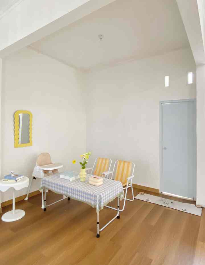 Transformasi ruang kecil, budget minimal, tapi tetap maksimal estetikanya!

yaitu menggunakan kalsiboard atau GRC pada pintu kamar mandi yang langsung menghadap Ruang makan. Karena look awal pintu kamar mandi pvc ini sudah kusam dan ga pingin beli baru, jadi kami ganti looknya dengan kalsiboard dan cat warna ice blue. Selain itu, kami juga buat sekat  multifungsi antara foyer dan kamar yang juga berfungsi sebagai gudang tersembunyi dengan kalsiboard. Semua kami kerjakan sendiri alias DIY . Selain lebih hemat, kalsiboard ringan, tahan lembap, dan mudah dicat sesuai nuansa rumah.

Meja makan? Asalnya dari meja kos lama yang bahkan bukan meja makan. Tapi dengan sedikit sentuhan kreativitas—taplak cantik dandekorasi juga posisi yang pas—meja itu naik kelas jadi pusat makan bersama keluarga.

Meja belajar pun sama. Daur ulang meja lama, kami cat ulang agar tampak seperti baru. Hemat, fungsional, dan pastinya punya nilai sentimental.

Tips:

Manfaatkan kembali furnitur lama—lebih ramah lingkungan dan bisa jadi lebih unik!
Gunakan kalsiboard untuk solusi partisi cepat, estetik, dan tahan lama. atau sebagai dekorasi pintu kamuflase 
DIY = hemat + kepuasan tersendiri!

Ternyata rumah nyaman ga harus mahal, Cukup dengan kreativitas dan bahan yang tepat, semuanya akan mungkin,gimana menurut tetangga ?semoga info ini bermanfaat ya ☺️

#ruangmakan #PintuDIYKalsiboard #Pintukamuflase #Sekatkamar #Sekataffordable #LantaiSPC #MejaMakanaffordable #Kursisantai #KursiMakan #SekatDIY #MaterialRenovasi #MaterialMurah #RenovasiAffordable 