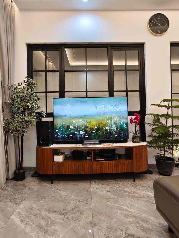 Sebagai pecinta tanaman, saya selalu hadirkan tanaman Asli maupun artificial di setiap Ruangan, apalagi Ruang Tamu yang juga sebagai ruang santai keluarga ini sangat sering di singgahi. Karena itu saya meletakkan pohon di kedua sisinya untuk memperindah dan menyejukkan pandangan, ditambah bunga berwarna cerah di meja menambah cantik ruangan. 

untuk di kamar utama juga saya hadirkan pohon hias di sebelah meja dan di balkon agar membuat suasana semakin Asri


#pohonhias
#pohonartificial
#bungahias
#bungaanggrek
#aquarium
#granit
#jendelaalumunium
#mejatv
#MaterialRenovasi
#MaterialMurah
#RenovasiAffordable