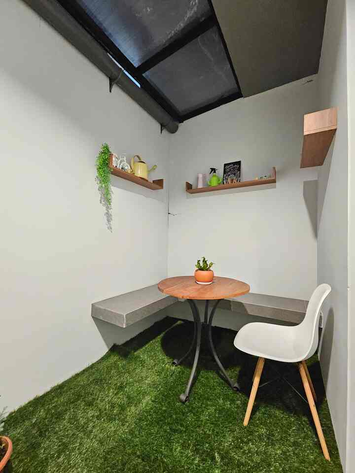 Memiliki area lebih di samping rumah, aku memutuskan untuk membuat teras kecil. Awalnya berpikir untuk membeli kursi taman yang berbentuk L, namun karena budget terbatas, akhirnya aku memutuskan untuk membuat tempat duduk dari cor-an yang dilapisi dengan keramik sisa dari keramik lantai area laundry. Lalu untuk lantainya, aku tutup dengan rumput sintetis agar perawatannya lebih mudah. 

Walaupun area ini tidak terlalu luas, namun sudah cukup nyaman sebagai tempat duduk-duduk untuk bersantai dan minum kopi di pagi hari.

#RumputSintetis
#Keramik
#KakiMeja
#KursiEstetik
#AmbalanKayu
#MaterialRenovasi
#MaterialMurah
#RenovasiAffordable