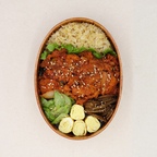 토치로 불맛 입힌 매코~~옴한

⚘ 제육볶음 도시락
- 현미밥
- 제육볶음
- 꼬마 계란말이 
- 오이무침 
- 우엉조림 

이번 도시락은 매콤하게 양념하고 
익히면서 토치로 🔥불 맛 내준 제육볶음이랑
절인 오이에 멸치 액젓 살짝 넣고 
참기름과 깨소금으로 맛을 낸 오이무침,
그리고 우엉조림과 꼬마 계란말이 담았습니다. 

도시락 단골메뉴 제육이랑 계란말이
함께 먹으니 더 맛있네요👍🏻
.
.
#오홈스토랑 #콘수프기록 #나도크리에이터 #ftc4기이야기 #도시락싸기 #도시락메뉴 #점심도시락 #집밥 #건강한끼 #맛있는한끼 #먹기록 #맛있다 
.