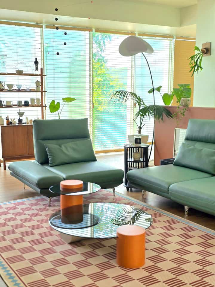 Uncommon interior color combinations 
The appearance of a living room in an open-plan space 
The living room, which was somewhat dull on a sunny day after the rain, looks brighter 
The blinds are only half-opened 
A house with a large family feels busier on weekends 
I changed the location of the large plants in the living room 

#The busiest at home #콘수프기록 #우리집포토존 
#Living room interior #컬러인테리어 #컬러포인트 #유니크 
#Unique lighting #미드센츄리 #거실테이블 #거실러그 
#Large rug #여름러그 #활장스탠드 #천장모빌 #수납장 
#3-tier storage cabinet #원목가구 #가죽소파 #4인소파 #모듈소파
#Large Plant #플랜테리어 #식물키우기