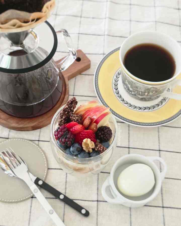 Lately I'm into overnight oats! 
#overnightoat #healthyfood #brunch #plating #platingshot #sabre #villeroyandboch #dinnerware #coffeetime #homecafe #Homecafegram 

