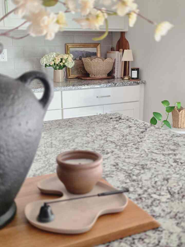 The power of flowers🌼💐 
#kitchen #kitcheninterior #kitchencounter #kitchendecoration #flower #flowerinterior #flowerterrier #kitchendecor
