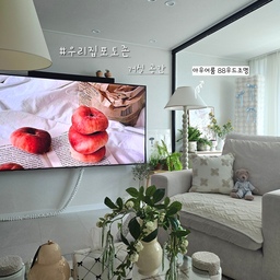 #우리집포토존  #콘수프기록 #거실 #거실인테리어 #거실꾸미기 #거실스타일링 #확장형거실 
우리집 포토존은 역시 거실이 아닐까 싶어요 🤍,,
저희집 거실 포토존의 큰 역할을 해주는 제품들 몇가지 소개해드릴게요 !
✔️ 아우어룸 _88우드조명
아우어룸 조명의 매력은 동글동글 귀여운 바디랍니다 :) 공간에 포인트 조명으로 너무 좋은 제품이랍니다 ! 조명을 켰을 때 빛 퍼짐이 너무 예쁜 조명이에요 💛,,
✔️소피아린드 포스터 
소피아린드 그림들을 너무 애정해서 집에 다양하게 있는데 그 중에서도 이 그림이 제일 마음에 들어요🤍 분홍색 배경의 그림이 공간을 따스하게 만들어준답니다 :)
✔️일일미확 화분
선물 받은 일일미학 화분인데 정말 너무 예쁘지 않나요 🥺 빈티지 느낌도 나면서 공간에 감성을 한 스푼 더해주는 기특한 화분이랍니다 🤍 
✔️영이오브제 화병, 조화
영이오브제의 화병이랑 조화 ! 선물받은 화병에 어떤 조화가 잘 어울릴지 고민하다가 선택한 버드나무 꽃 조화인데 넘넘 예쁘죠 😍 조합이 넘 좋아서 추천드려요:)
그래도 역시 최고의 포토존 완성은 식물이 아닐까 싶어요 🤭💚🌿
#에어컨커버 #커튼 #소피아린드 #액자 #화병 #영이오브제 #일일미학 #화분 #식물 #식집사 #레트로하우스 #지류수납장 #아우어룸 #장스탠드 #쿠션커버 #그럼사라 #루미르조명 #조팝나무 #소파테이블 #곰인형 #소통 #맞팔 #신혼집 
