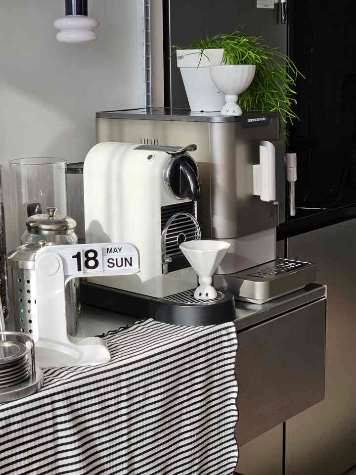 #바이너리키친 #인소일

This is a Binary Kitchen Insoil Creepy Goblet.

It's such a cute item.

I don't drink makgeolli well,
(It's a bit warm and has a strange taste,)
but when I put it in here, it's cute and makes me want to drink a little more.
This time, I'm also aiming for the Insoil dessert bowl,
and I think it'll be so cute if I put it in a set. Lovely ghosts in my static home cafe❤️❤️❤️❤️

#Mid-century modern #미드센츄리모던인테리어 #집꾸미기 #예쁜집꾸미기 #모노톤인테리어 #메이트하우스 #방구석큐레이터
#7chill mom #맞팔 #맞팔환영 #맞팔해요 #소통 #소통해요
#Communication welcome #콘수프기록 #집에서제일바빠 #예쁜템최고야 #모던인테리어 #블랙앤화이트인테리어 #주방인테리어 #주방꾸미기 #레어로우 #쇠테리어 #쇠테리어소품 #인소일 #바이너리위크 #바이너리샵 #고블렛잔

