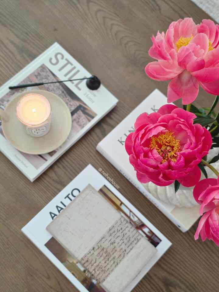 Peonies look amazing anywhere I put and I couldn't stop taking pictures 🤭😘

#livingroom #livingroominterior #coffeetable #coffeetabledecor #livingroomdecor #flower #flowerintwrior #earthy #neutralhome 