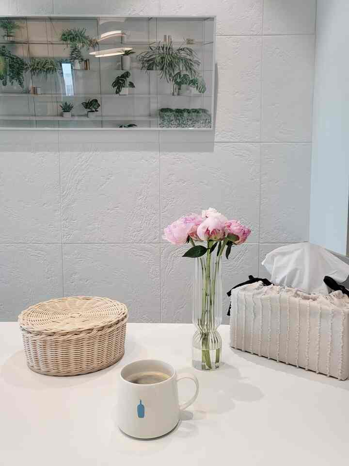 #오늘의우리집 1
#Corn Soup Record

After a hectic weekend,,,
Today is peaceful,,,,
The weather is cloudy, but while looking at the beautifully blooming peonies, I'm thinking about how to use the rattan basket I received as a gift!
Today, I'm getting a caffeine transfusion from the hot air 😊

(I tagged the rattan basket with something similar💧)

#Peony

#Peony Flower

#Rattan
#Rattan Basket
#Rattan Pot Holder
#Mug
#Mug Cup
#Mug
#Blue Bottle
#Tissue Cover
#Tissue Case