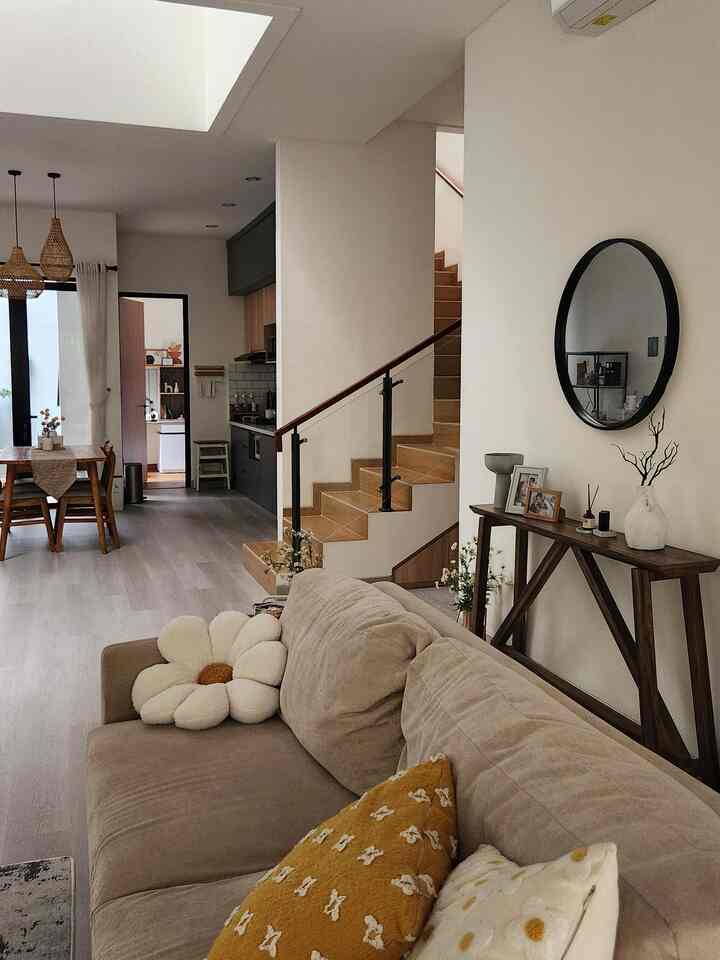 Konsep open space, dapur menyatu dengan ruang makan dan ruang tamu. Selain ruangan terasa lebih luas, interaksi di rumah terasa lebih hangat, karena rumah tanpa sekat jadi bisa memasak sambil ngobrol ✨️👩🏻‍🍳 .Gimana kamu suka konsep apa nih?
#KitchenSet #KitchenSetMinimalis #RumahOpenSpace #KitchenDining #InspirasiDapurMungil #DapurCompact #CompactKitchen