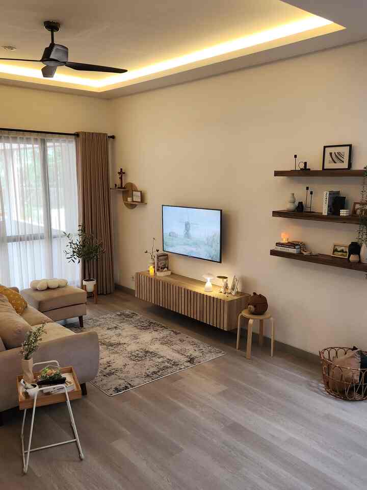 Setuju gak kalau ambience di rumah itu mempengaruhi mood banget. Karena aku dan keluarga suka ngumpul di ruang tamu, jadi dari awal kami mempersiapkan LED strip dengan warm tone. Lalu ditambah cahaya lampu warm kecil bikin vibes jadi cozy gak sih? 
#LivingRoom #LivingRoomStyling #CozyVibes #MiniLamp #RekomendasiLampu #LampuRumah #NightVibe