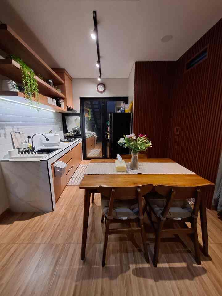 Ruang makan dan dapur tanpa sekat ini melahirnya berbagai macam masakan favorit keluarga kami. area ini merupakan jantung rumah kami, tempat sebagian besar kami melakukan aktivitas. kelebihan ruang makan dan dapur tanpa sekat ini adalah kami bisa memantau semua aktivitas yang dilakukan di area ini. 

#KitchenSet #WallPanel #SpotLight #Backsplash #DapurOpenSpace #RumahOpenSpace #RumahTanpaSekat