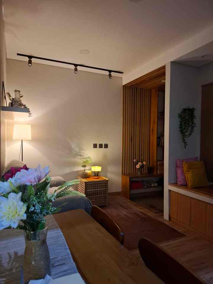 secinta itu sama lampu, karena satu lampu saja bisa merubah suasana rumah menjadi semakin syahdu. 
lampu2 rumah kami cukup bervariatif, mulai dari lampu sorot di setiap ruangan, lampu downlight yang setiap lampunya ada tiga warna, lampu meja, LED Strip dan lampu lantai. lampu dengan pencahayaan yang warm biasanya kami gunakan pada malam hari.

#SofaMinimalis #TableLamp #SpotLight #SolidWood #RekomendasiLampu #LampuRumah #NightVibe 