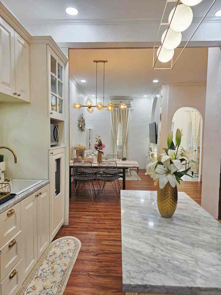 ‼️ Kitchen & Dining Open Space

Solusi dari rumah mungil kami memang menerapkan konsep open space agar rumah terlihat luas. Selain itu, dominasi warna putih baik dari furniture dan cat dinding juga makin memberikan kesan yang lega dirumah ini. Dan kami menambahkan aksen gold agar suasana rumah terlihat lebih elegan

#vinil #lantai #keramikdinding #lampugantung #kitchenset #vasbunga #tanamanartifial #dapuropenspace #rumahopenspace #rumahtanpasekat #rumahimpian #rumahmodern #rumahopenplan #rumahlega #rumahluas #rumah #rumahku #rumahkuSurgaku #rumahbahagia #rumahkecil 
