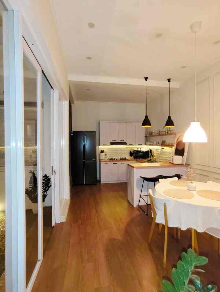 Aku menerapkan layout L untuk kitchen dan bentuk lingkaran untuk di bagian dining agar tidak monoton dan memberi sentuhan sense of space yang berbeda. Ide layout ini bisa banget loh kamu pakai untuk konsep dapur compact mu! cocok untuk kamu yang punya lahan terbatas, dalam 1 tempat tapi 2 fungsi area dengan sense yang berbeda? tertarik? 

#LantaiGraniteMotifKayu #LampuGantung #KursiBar #KulkasEmpatPintu #MejaMakanBulat #KursiBar #Slidingdoor #AlasPiringBulat #WallMoulding #KesetDapur #InspirasiDapurMungil #DapurCompact #CompactKitchen