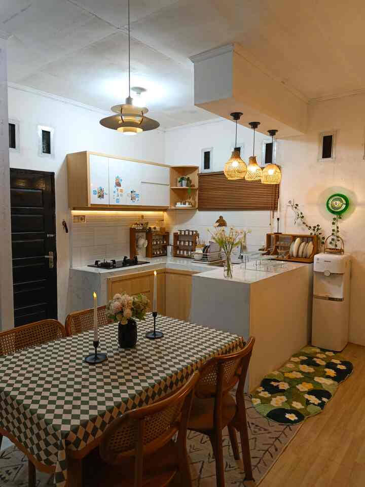 Dapur mini berasa lega dengan konsep open space ☺
Area dapur terbatas dan minimalis namun berasa lega dengan penerapan konsep open space yang sudah kami terapkan sejak awal rumah ini di renovasi. Layout yang awalnya dirasa sempit, namun dengan konsep dan penataan yang tepat area ini menjadi area kesukaan kami di rumah ini. Area ini juga menjadi salah satu spot favorit yang disukai tamu ketika bermain kerumah, karena ruangan nya yang multifungsi dan sebagai pusat kegiatan di rumah ini. Kegiatan masak memasak, makan bersama sambil memantau anak anak bermain menjadi lebih menyenangkan dengan adanya area ini. Area ini juga paling sering gonta ganti dekorasi agar ruangannya terasa lebih seru dan vibes nya berbeda beda ☺

#dapuropensace #rumahopenspace #rumahtanpasekat #ampugantung #lampudinding #mejamakan #taplakmeja #karpet #backsplash #toptable #dekorasi
